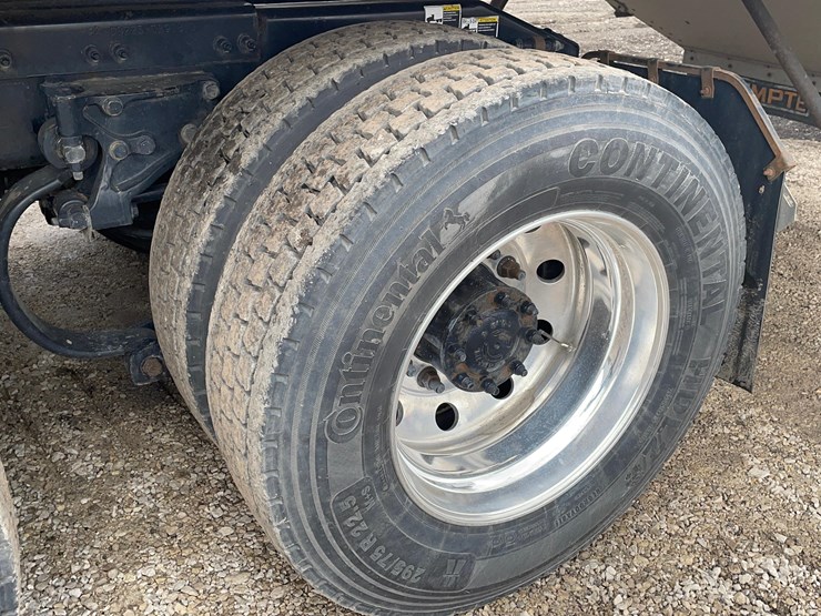 2017-peterbilt-579-image-10