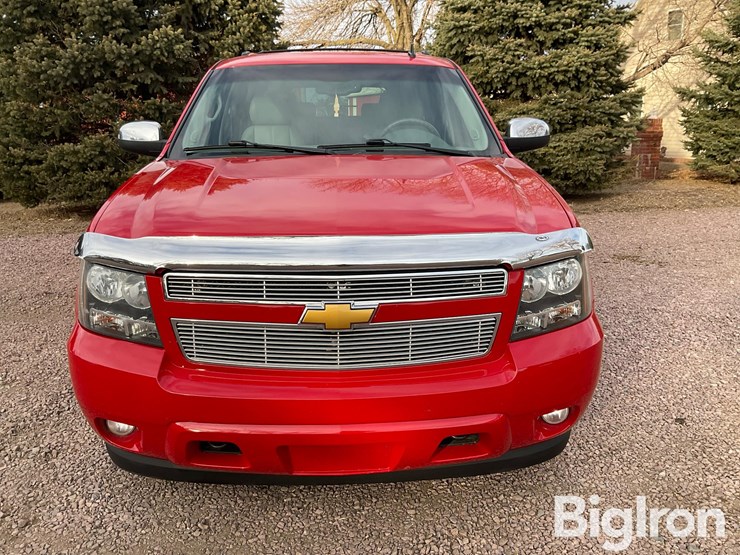 2012-chevrolet-suburban-1500-image-2