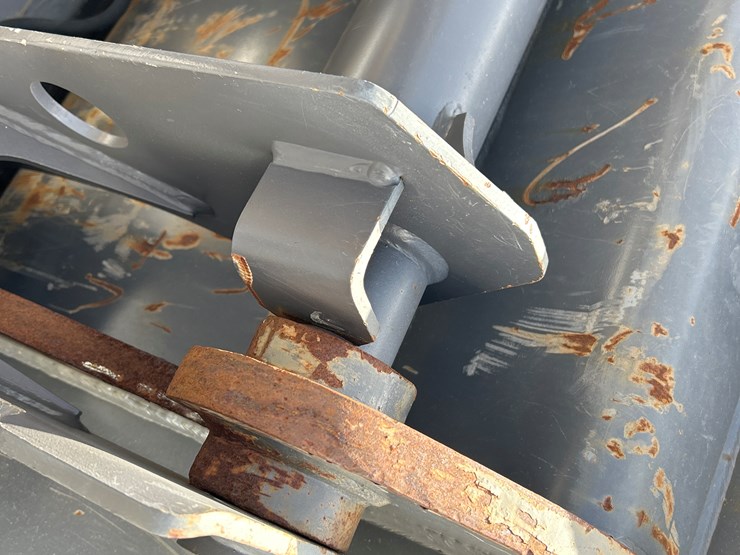 2012-volvo-bl70b-image-16