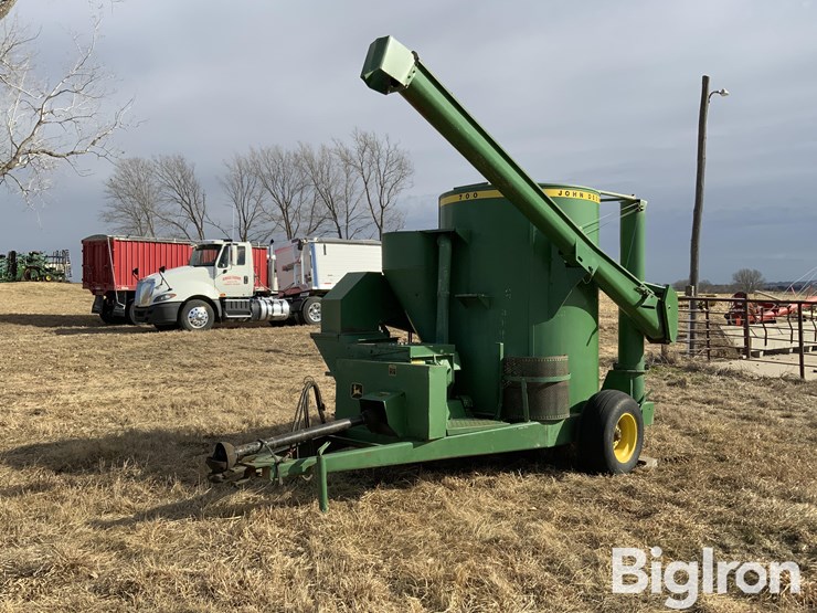 john-deere-700-image-1