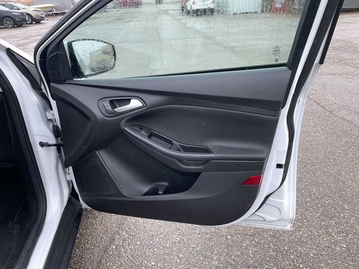 #1428-•-2015-white-ford-focus-se-sedan-(has-wi-title)-image-47