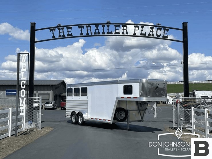 2023-featherlite-7541-304a-3-h-gooseneck-horse-trailer-image-2