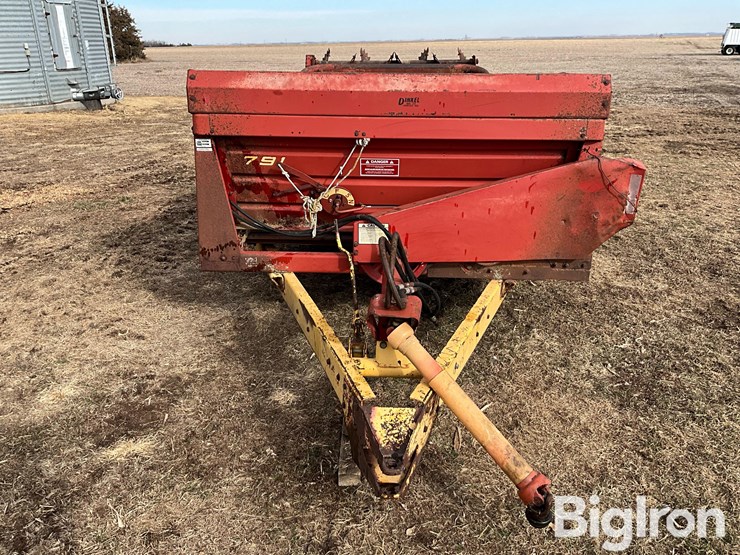 new-holland-791-image-2