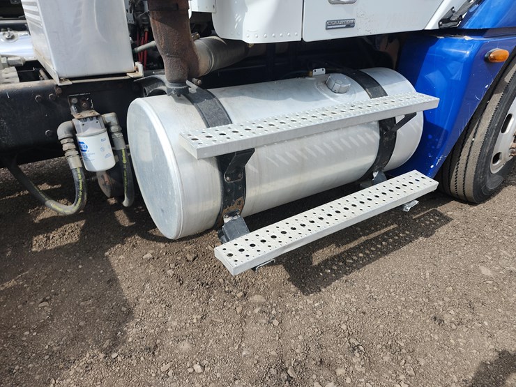 tag-#285,-freightliner-semi-image-14