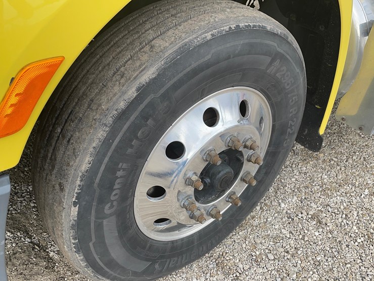 2017-peterbilt-579-image-3