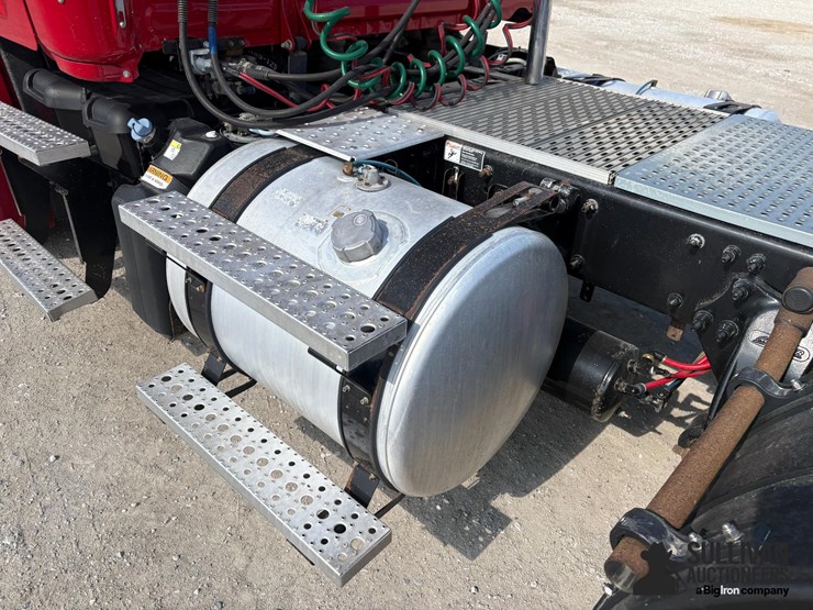 2015-freightliner-cascadia-113-image-10