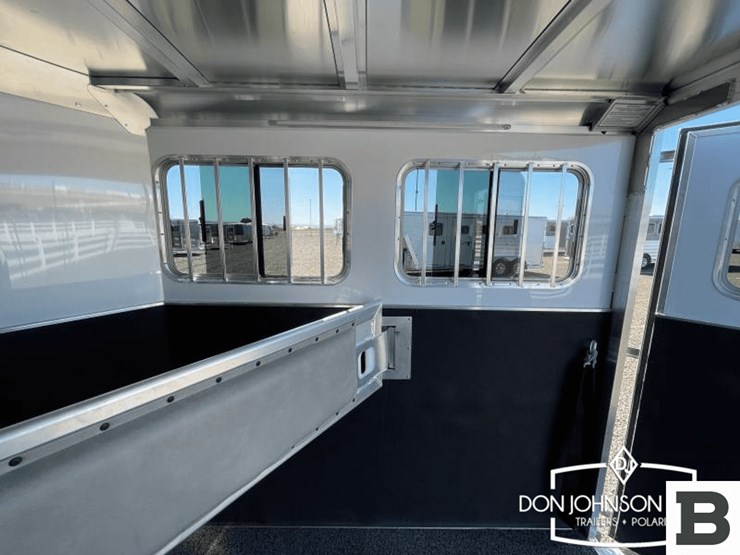 2025-featherlite-9400-72pt-2-horse-horse-trailer-image-17