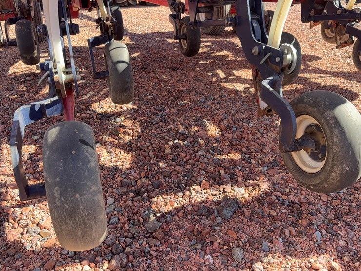 morris-contour-air-seeder-with-morris-8300-air-cart-image-18