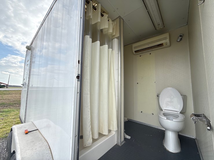 #38234-•-2012-comforts-of-home-22'-t/a-(3)-stall-mobile-shower-&-bathroom-4c9tn2225cm081303-inv#-38234-image-27