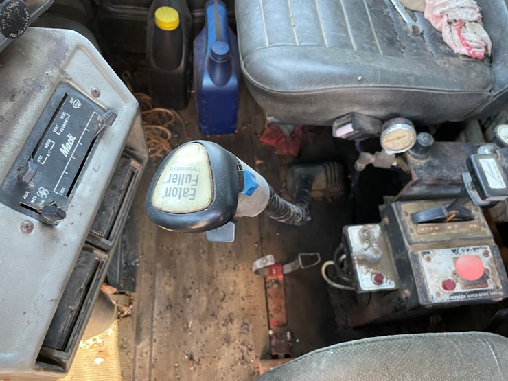 1993-mack-dm690s-image-40