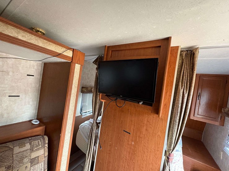 2009-cherokee-"grey-wolf"-pull-behind-travel-trailer-image-18