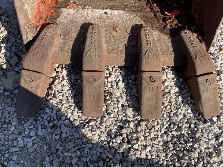 #6083-•-kubota-4-tooth-bucket-image-2