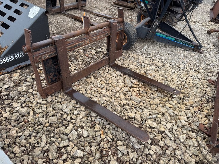 #6098-•-universal-mount-extra-wide-pallet-forks-image-1