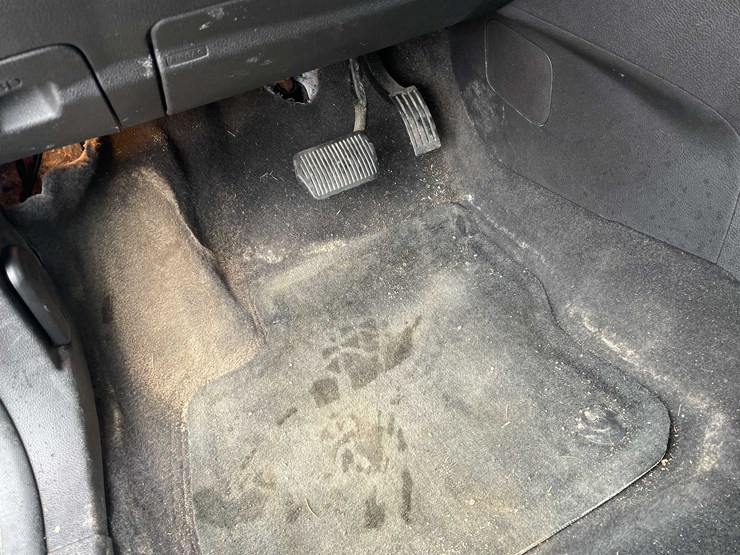 #1428-•-2015-white-ford-focus-se-sedan-(has-wi-title)-image-40