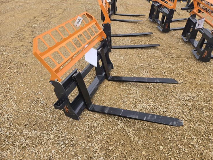 #8074-•-new-skid-steer-pallet-forks---4000-lb-rating-image-2