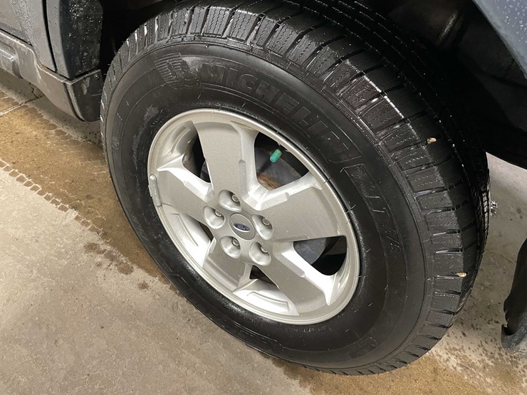 2011-ford-escape-image-8