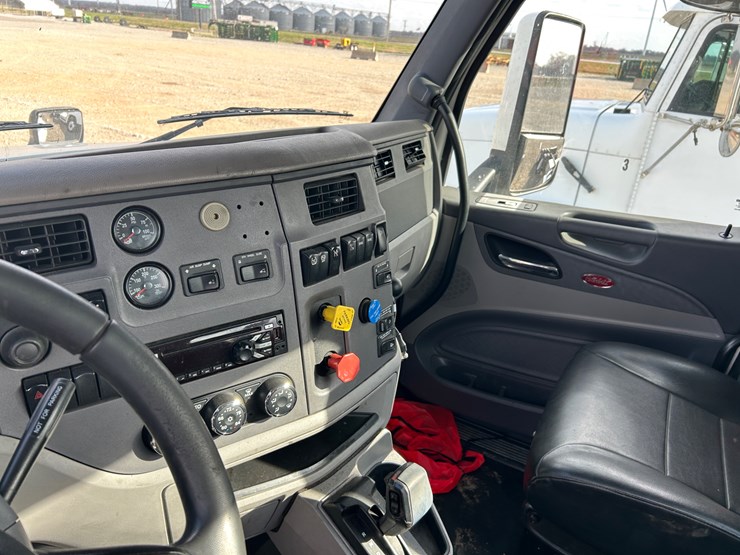 2016-peterbilt-579-image-60