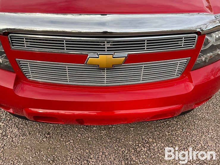 2012-chevrolet-suburban-1500-image-10