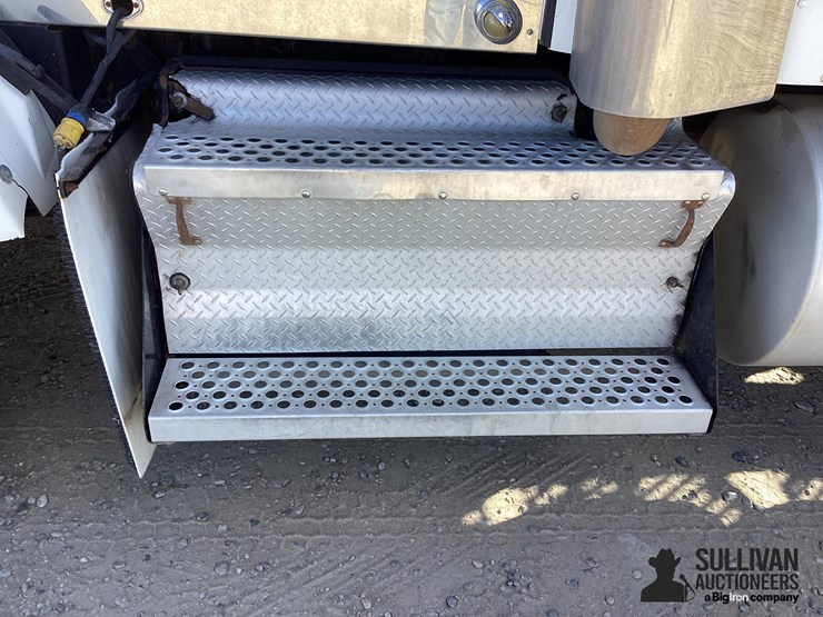 2011-kenworth-t800-image-12