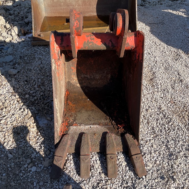 #6083 • Kubota 4-Tooth Bucket