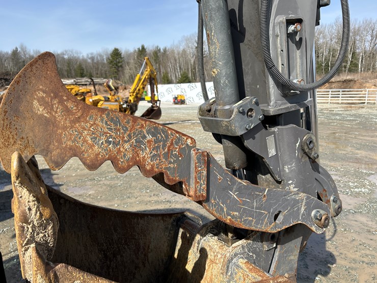 2012-volvo-bl70b-image-49