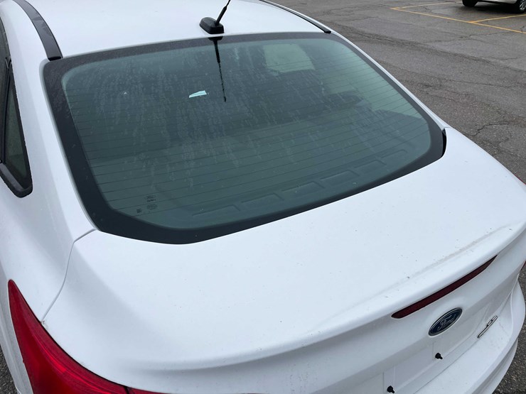 #1428-•-2015-white-ford-focus-se-sedan-(has-wi-title)-image-25