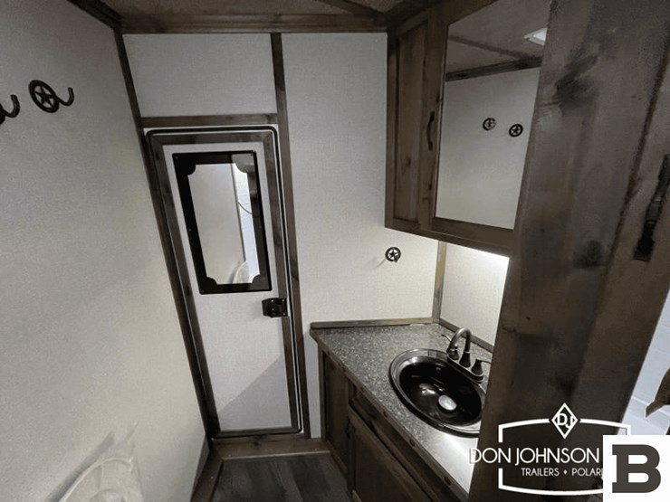 2024-trails-west-classic-lq-4-h-horse-trailer-image-32