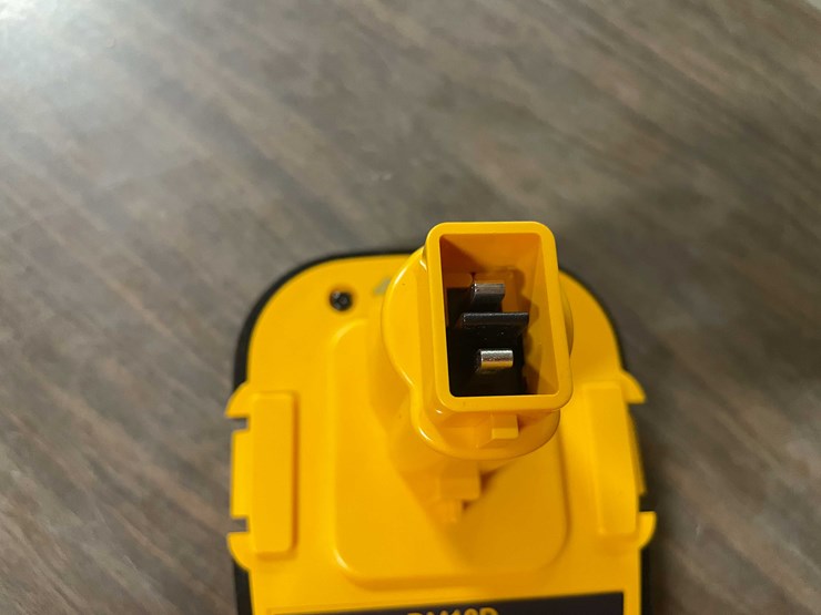 #2294-•-dewalt-18-volt-to-20-volt-battery-adapter-(pr11)-image-7
