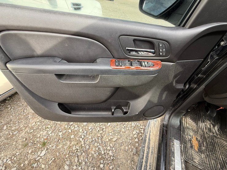 2014-chevrolet-tahoe-image-18