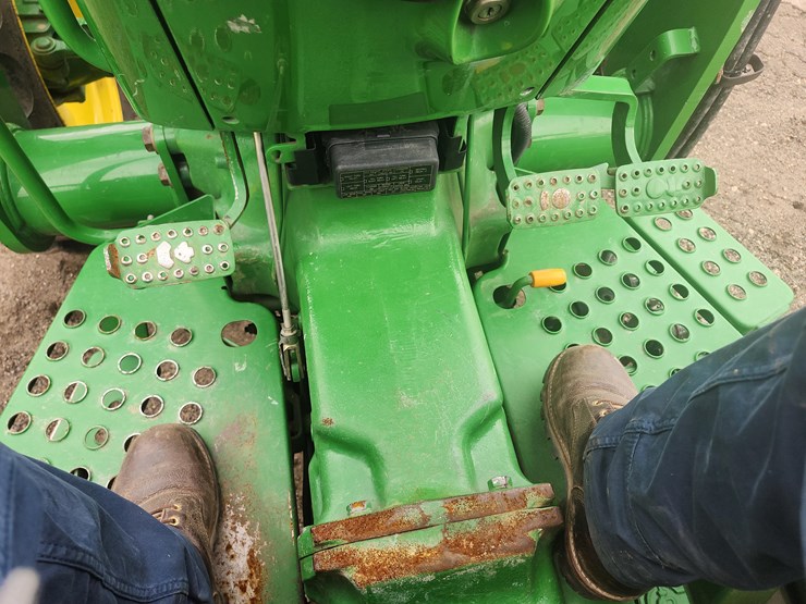 2011-john-deere-5045e-image-22