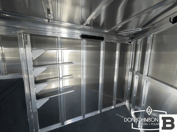 2023-featherlite-7541-304a-3-h-gooseneck-horse-trailer-image-11