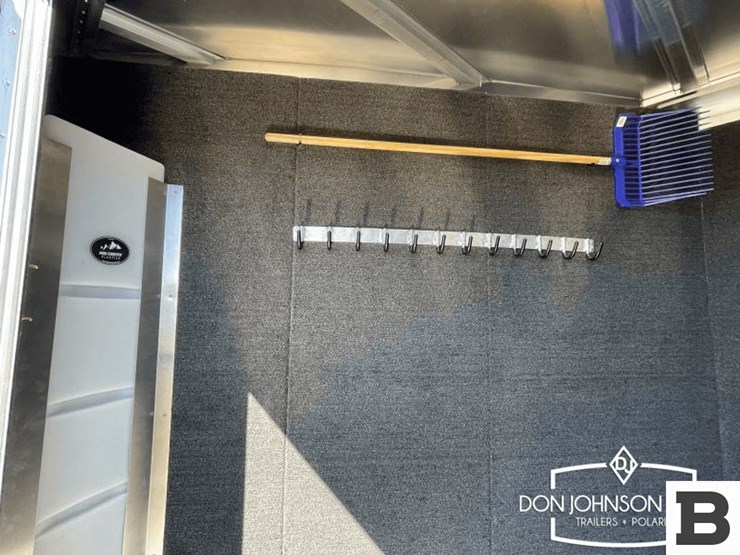 2025-featherlite-9400-72pt-2-horse-horse-trailer-image-21