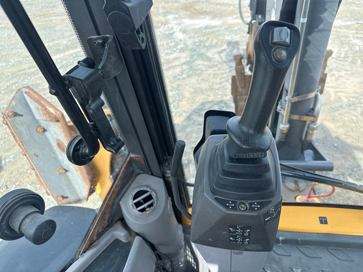 2012-volvo-bl70b-image-107