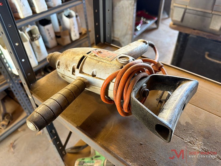 black-&-decker-1/2"-electric-drill-image-2