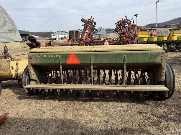 john-deere-300-image-5