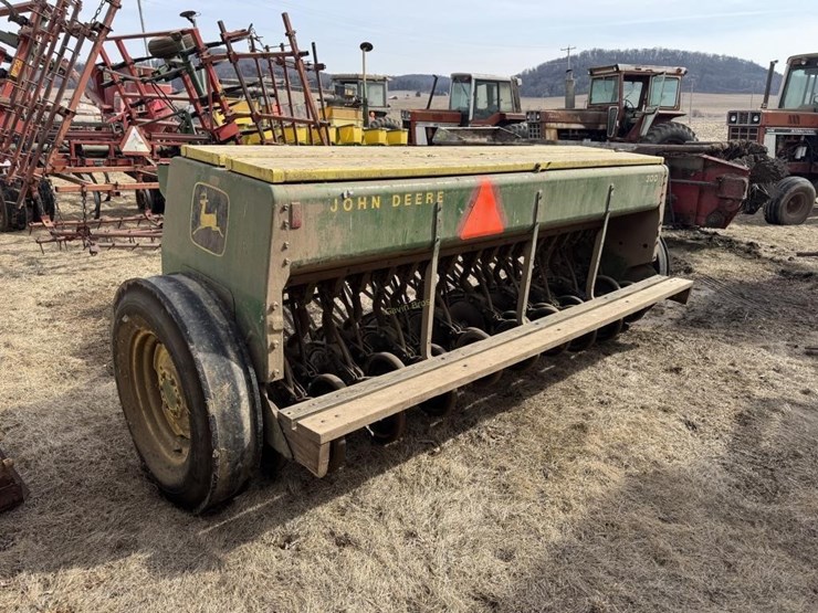 john-deere-300-image-6