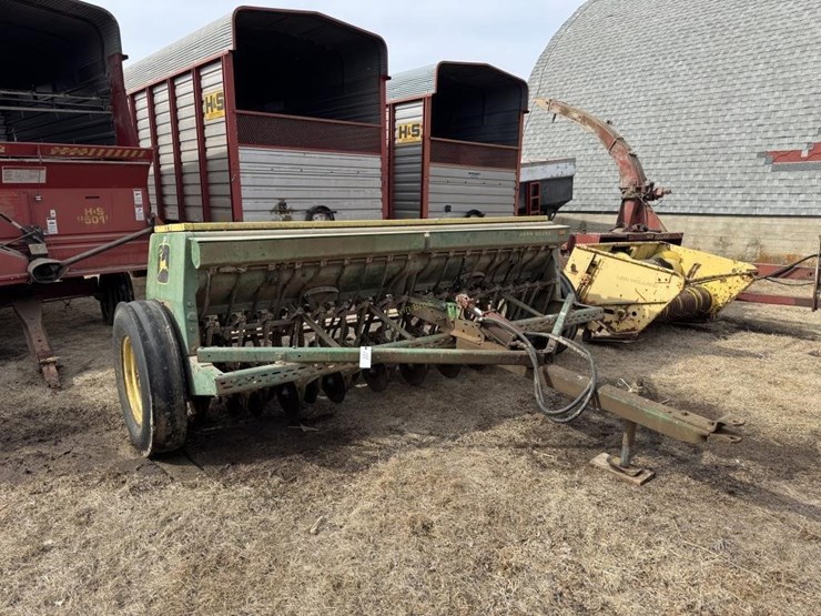 john-deere-300-image-1