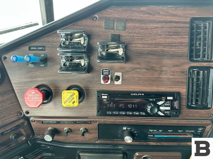 1999-freightliner-fld120-image-93