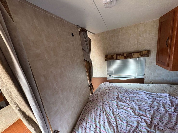 2009-cherokee-"grey-wolf"-pull-behind-travel-trailer-image-16