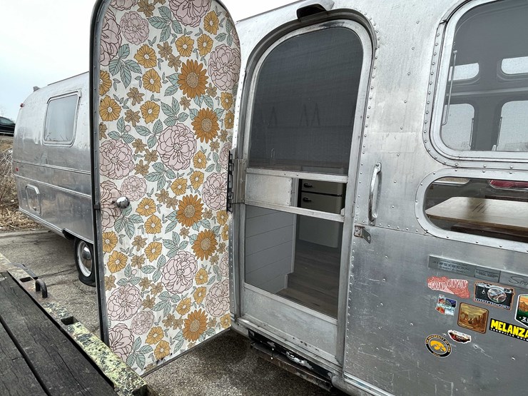 #1435-•-1978-airstream-land-yacht-31'---fully-remodeled,-road-ready-(has-wi-title)-(of)-image-3