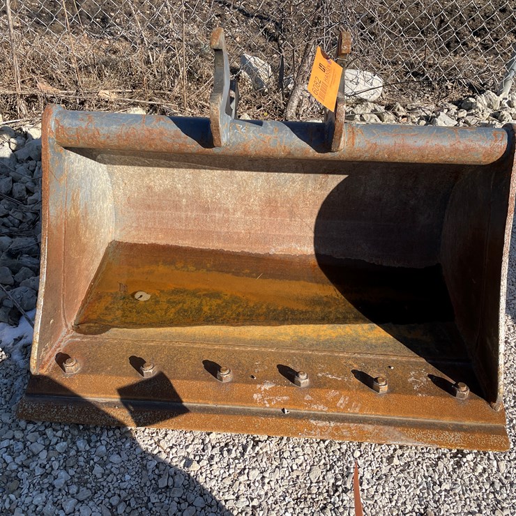 #6082 • Strickland 36" Smooth Edge Bucket