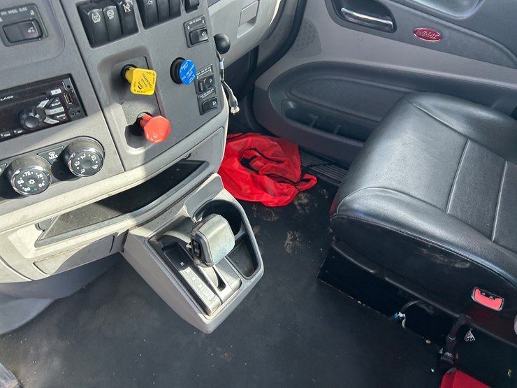 2016-peterbilt-579-image-74