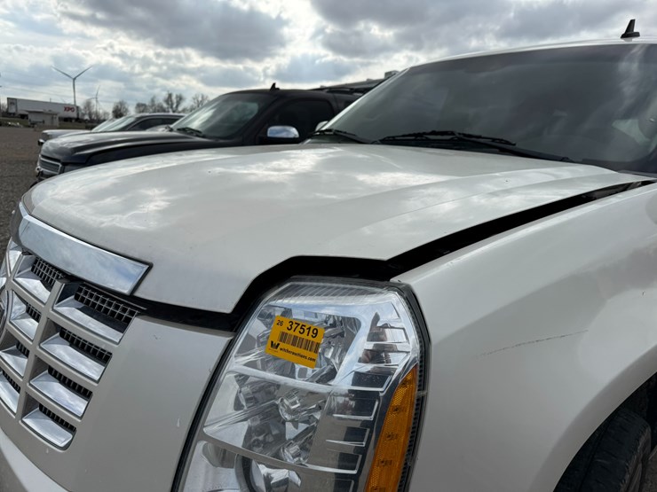 2011-cadillac-escalade-image-21