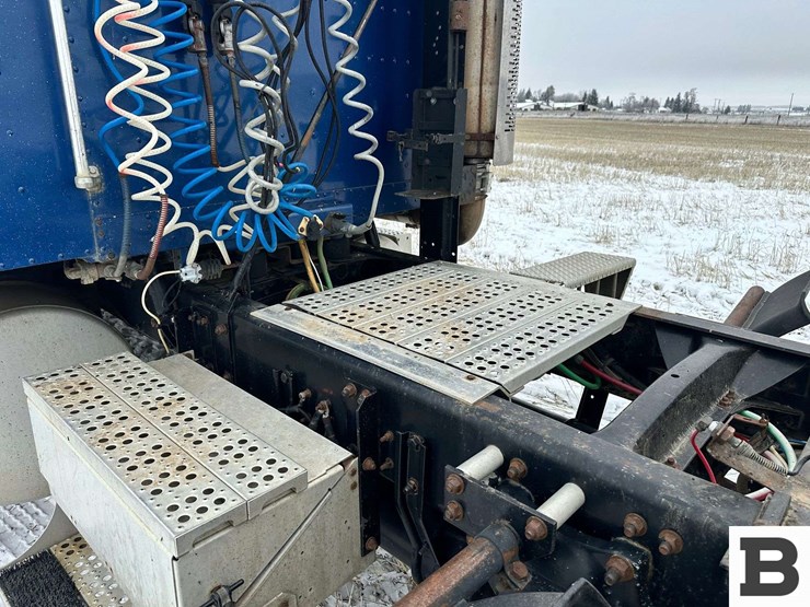 1999-freightliner-fld120-image-39