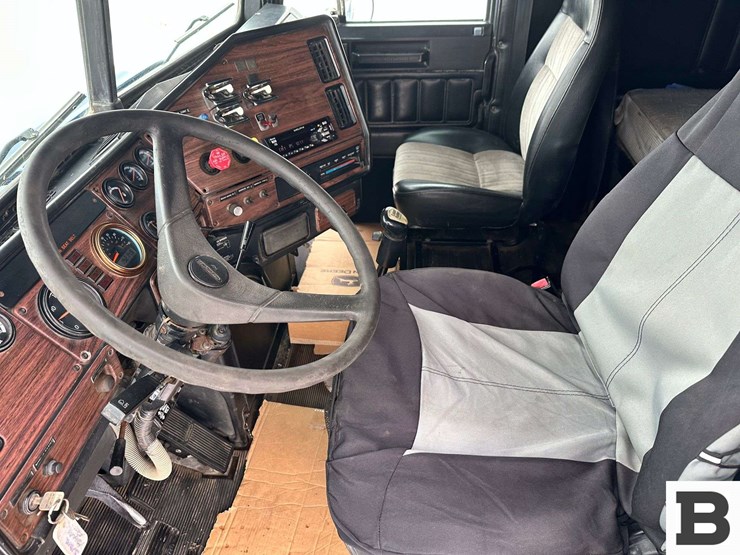 1999-freightliner-fld120-image-83