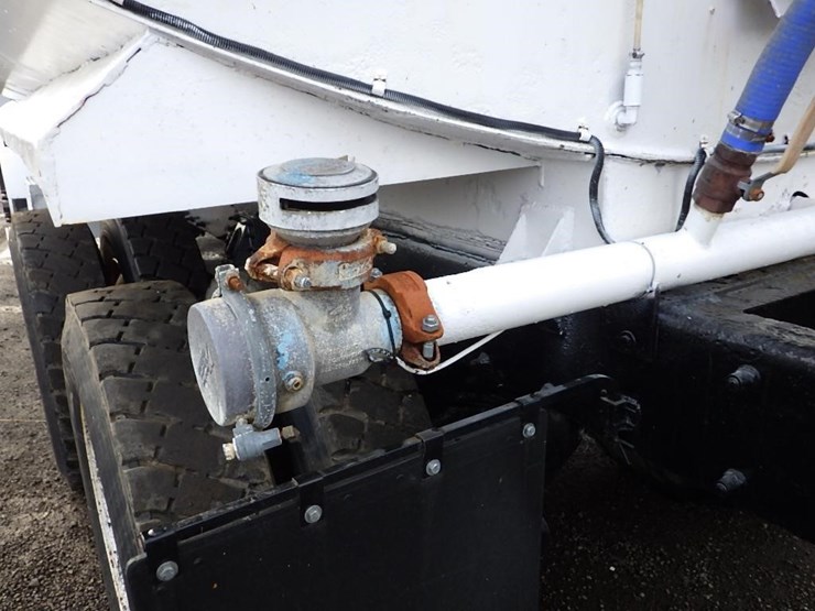 2007-peterbilt-335-image-11