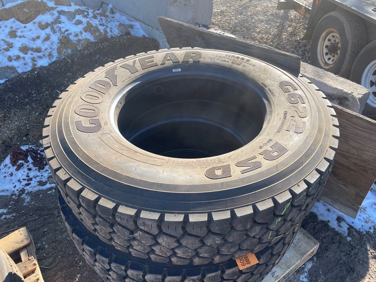 #6000-•-(4)-goodyear-11r22.5-truck-tires-image-2