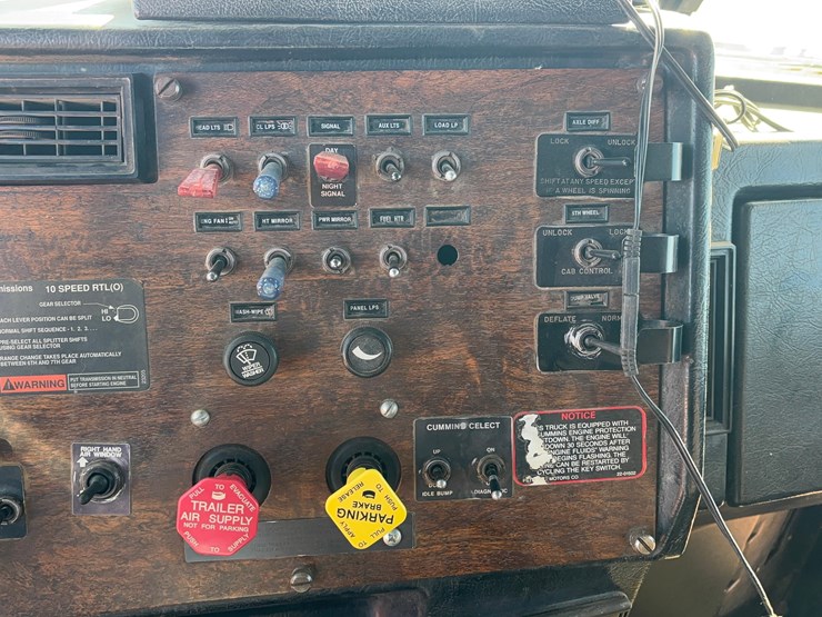 1993-peterbilt-377-image-107