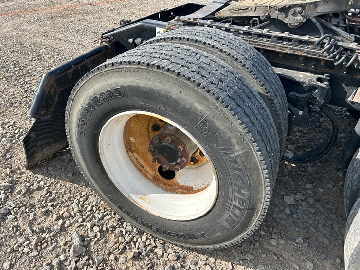 2016-peterbilt-579-image-21