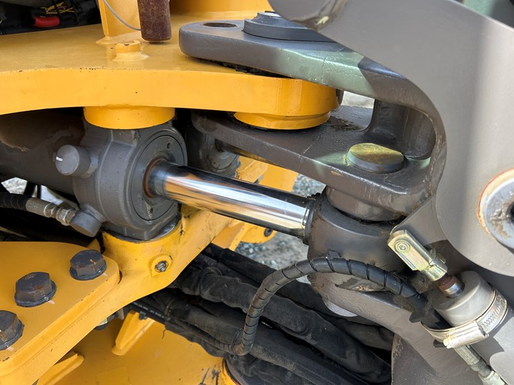 2012-volvo-bl70b-image-66